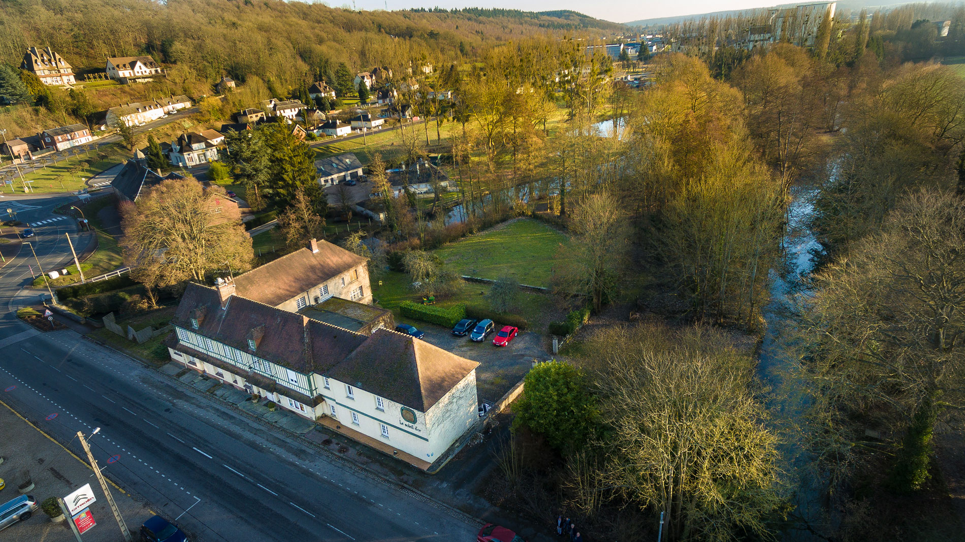 Ancien hôtel du Soleil d'Or, aménagé en chambres d'hôtes avec vue sur le parc et la rivière la Risle. Situé en Normandie, dans l'Eure.