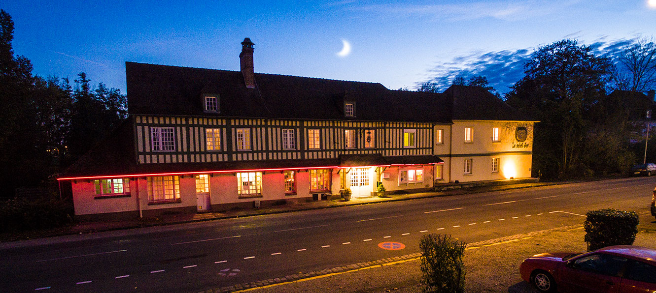 Ancien hôtel du Soleil d'Or, transformé en chambres d'hôtes avec vue sur le parc et la rivière.