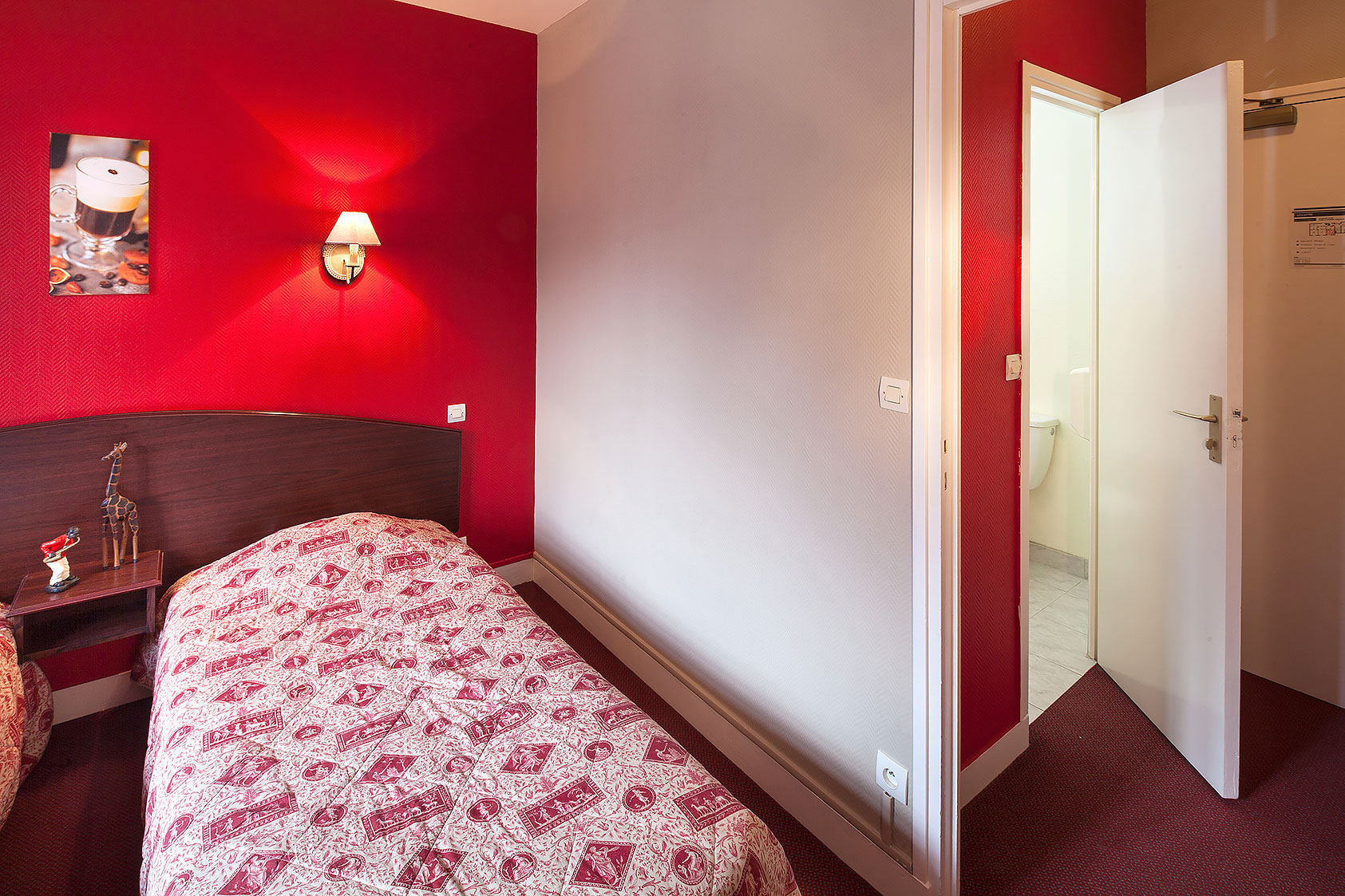Intérieur de la chambre Cerise aménagée avec 2 lits simple, une salle de bains avec toilette.
