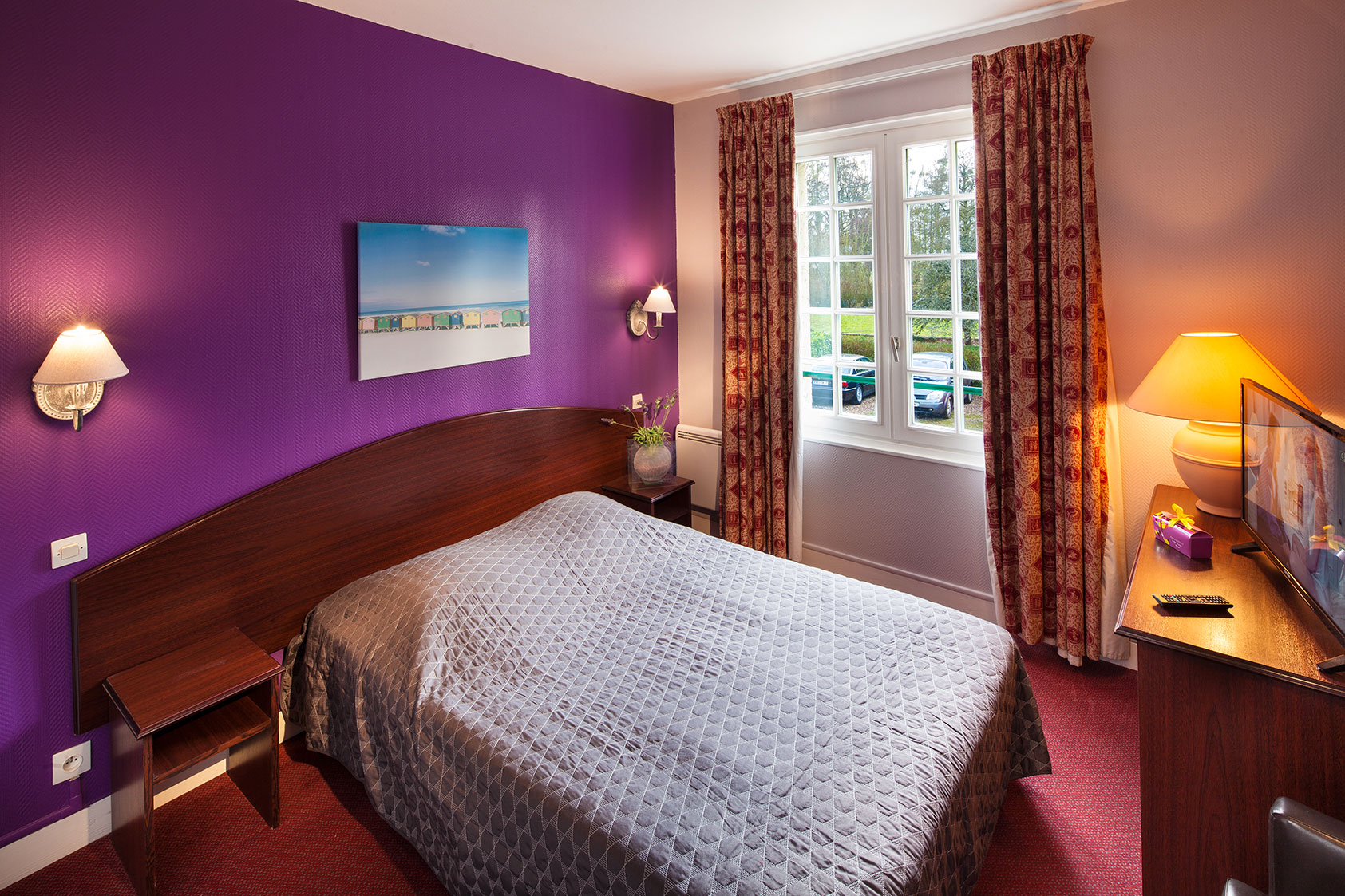 Intérieur de la chambre Aubergine, lit double.