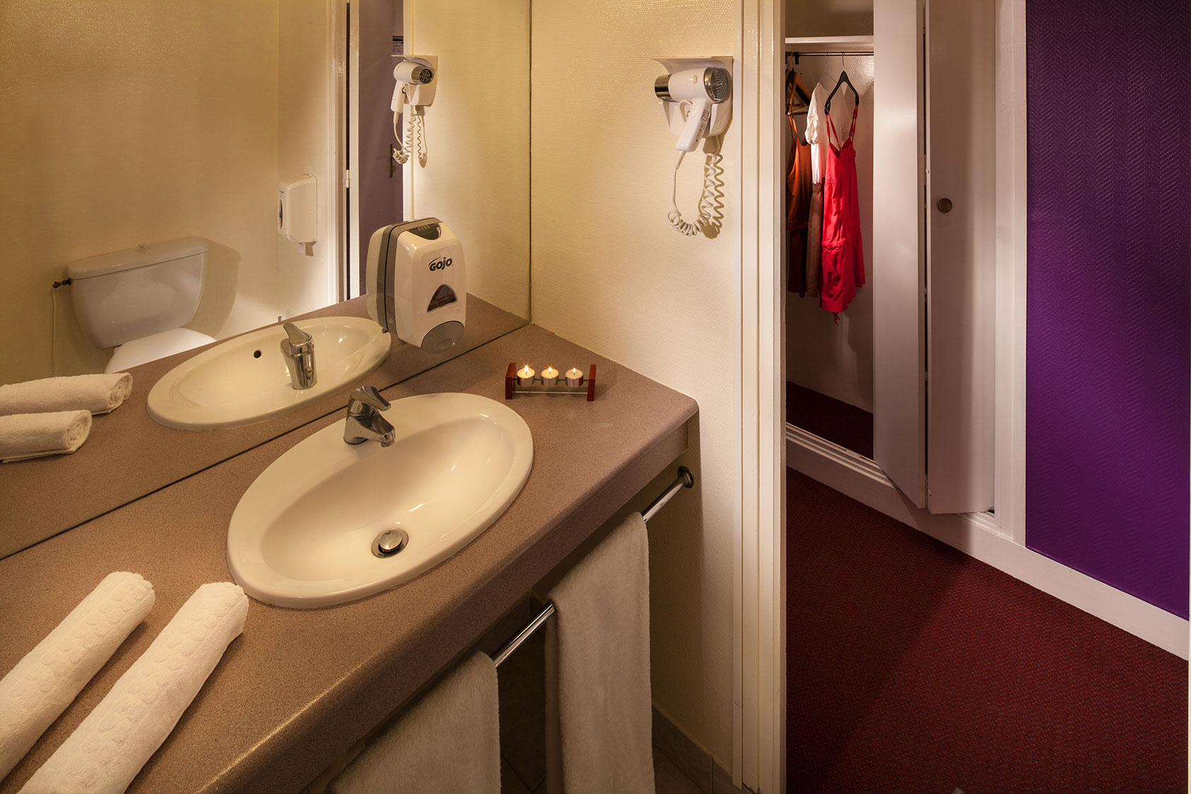 Intérieur de la chambre Aubergine, salle de bains.