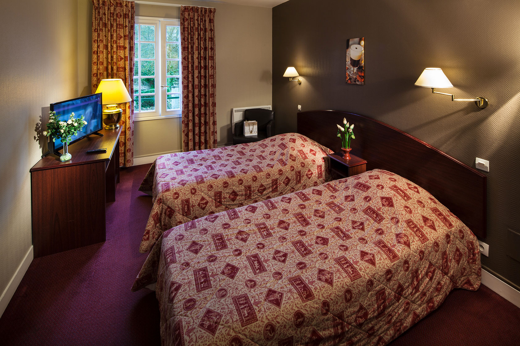 Intérieur de la chambre Châtaigne, bureau, écran, Wifi et parking privé gratuit.