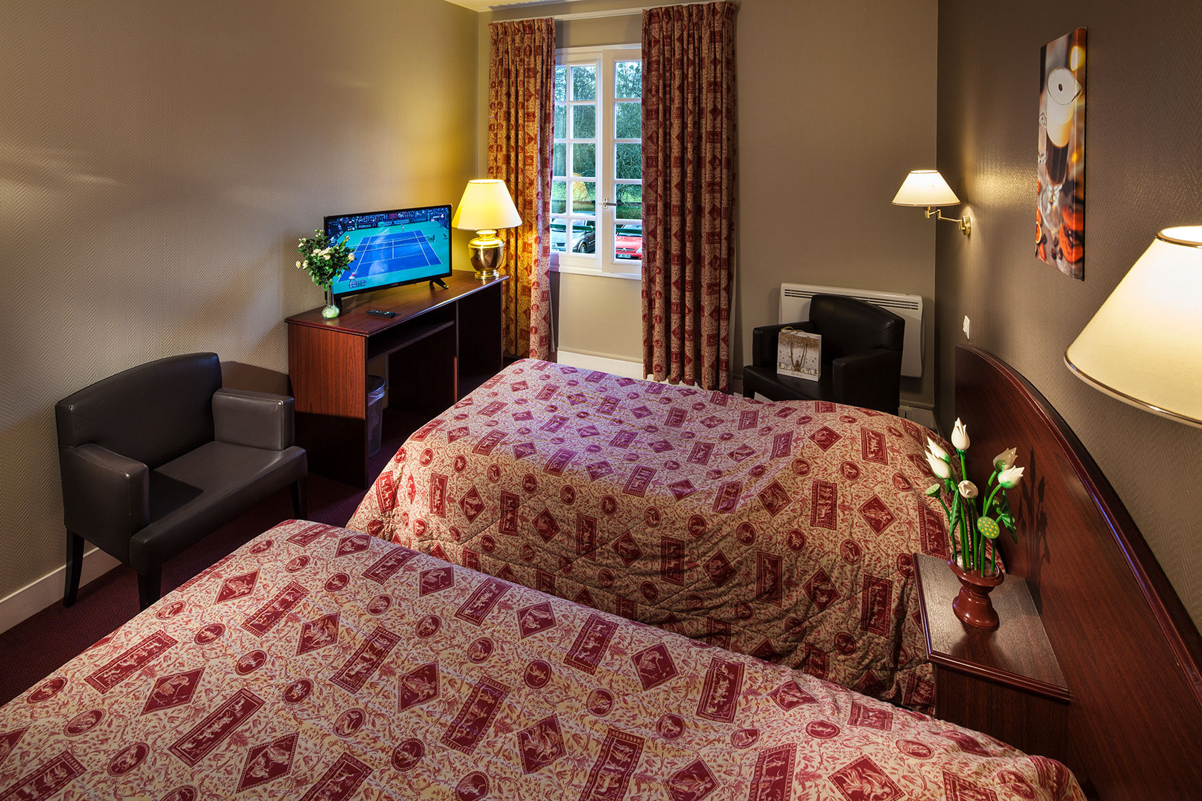 Intérieur de la chambre Aubergine, deux lits simple.