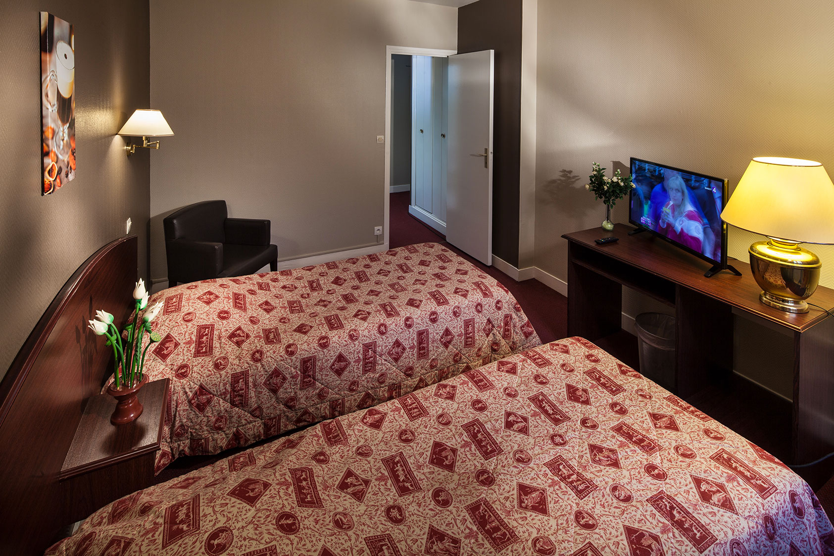 Intérieur de la chambre Châtaigne, bureau, écran, Wifi et parking privé gratuit.