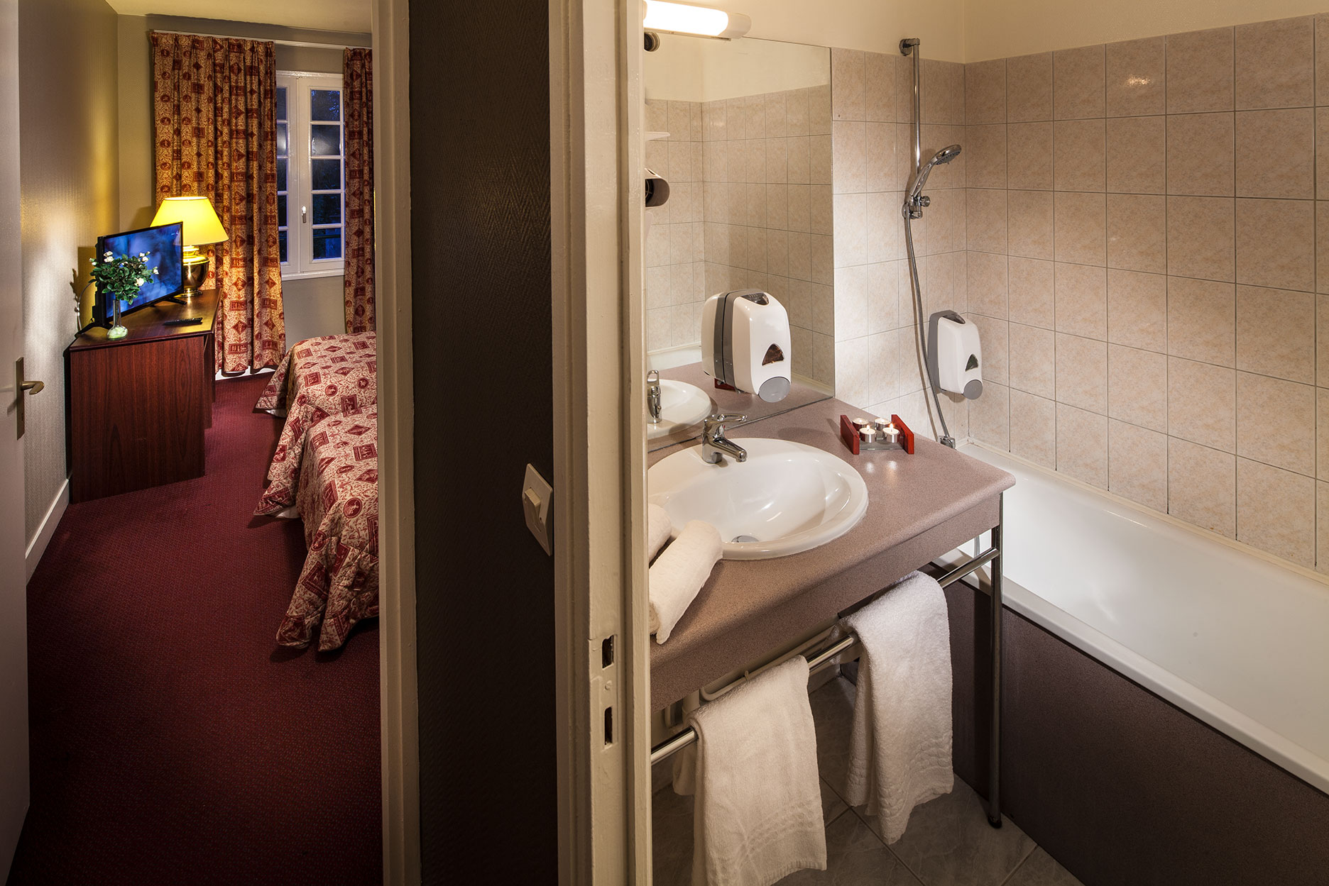 Intérieur de la chambre Aubergine, deuxième salle de bains.