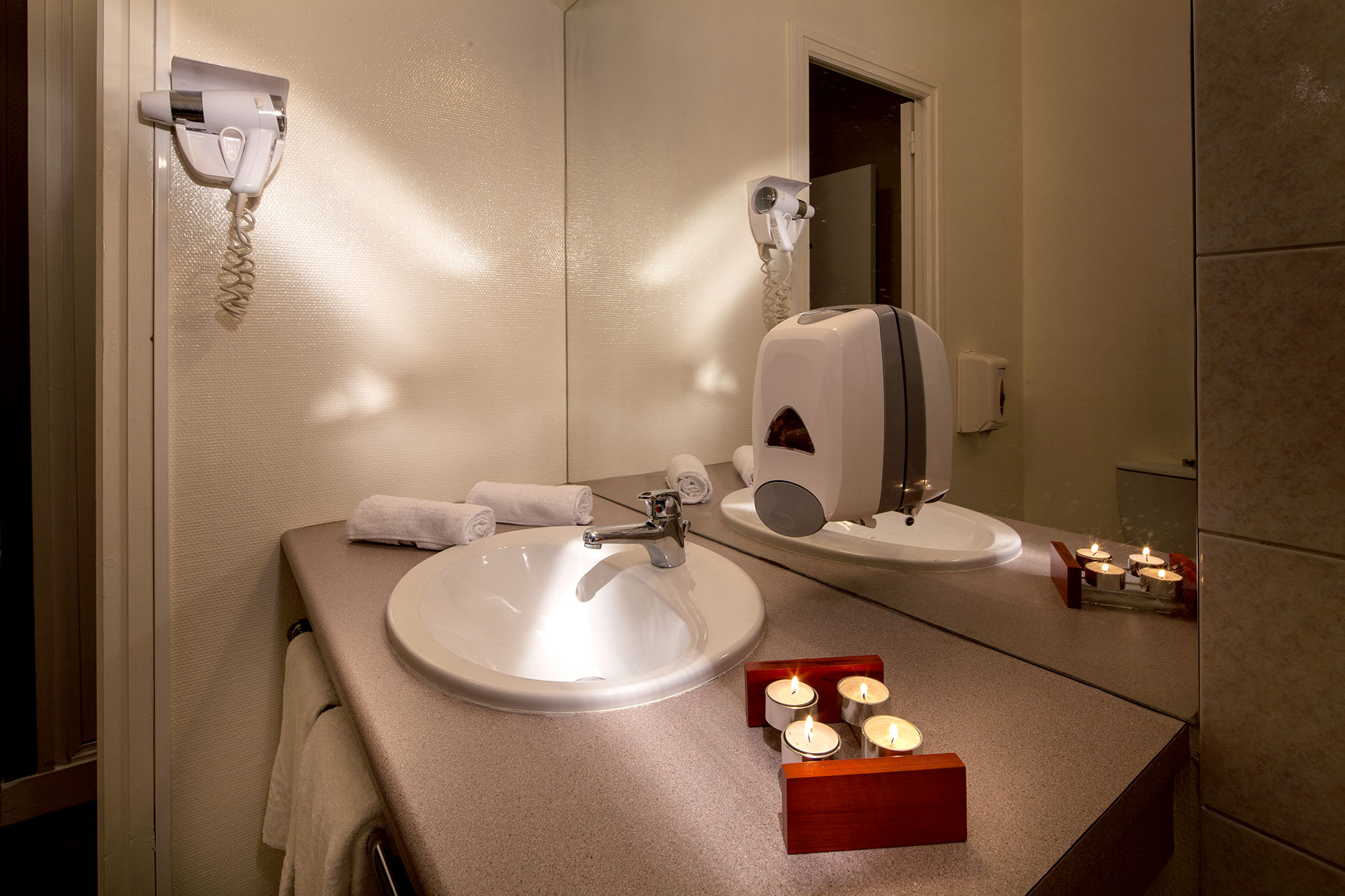 Dans la chambre Châtaigne, salle de bains et toilette.