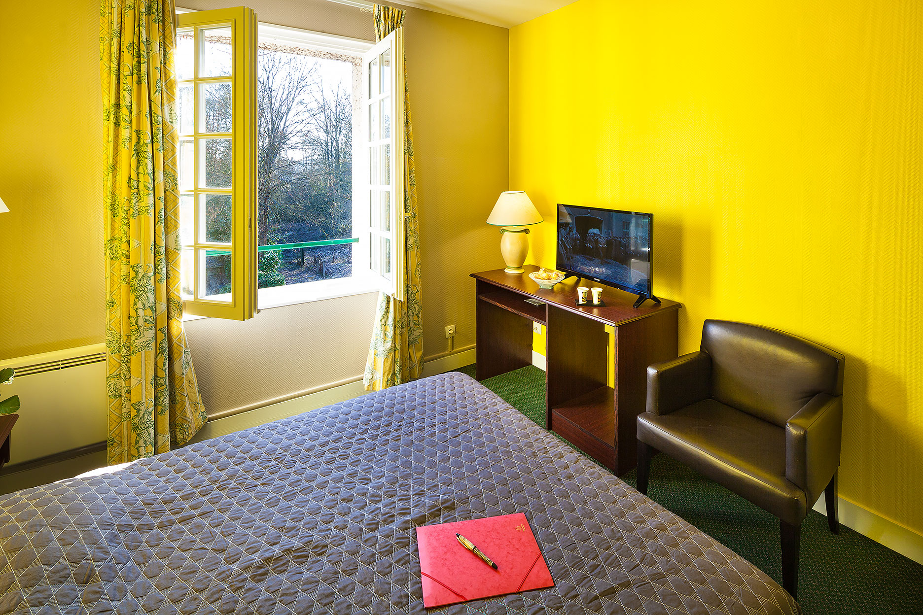 Intérieur de la chambre Citron, bureau, écran, Wifi et parking privé gratuit.