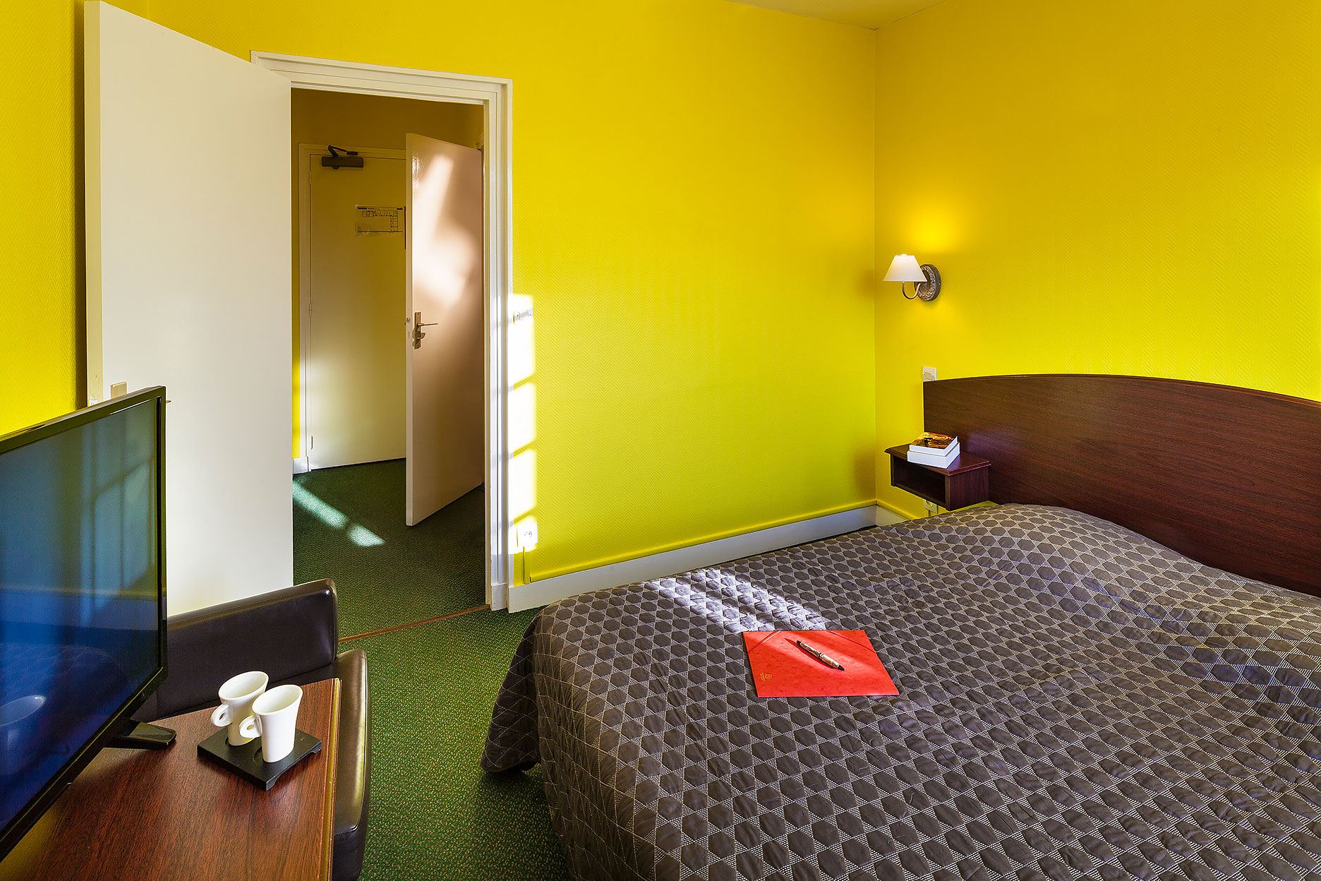 Intérieur de la chambre Citron, bureau, écran, Wifi et parking privé gratuit.