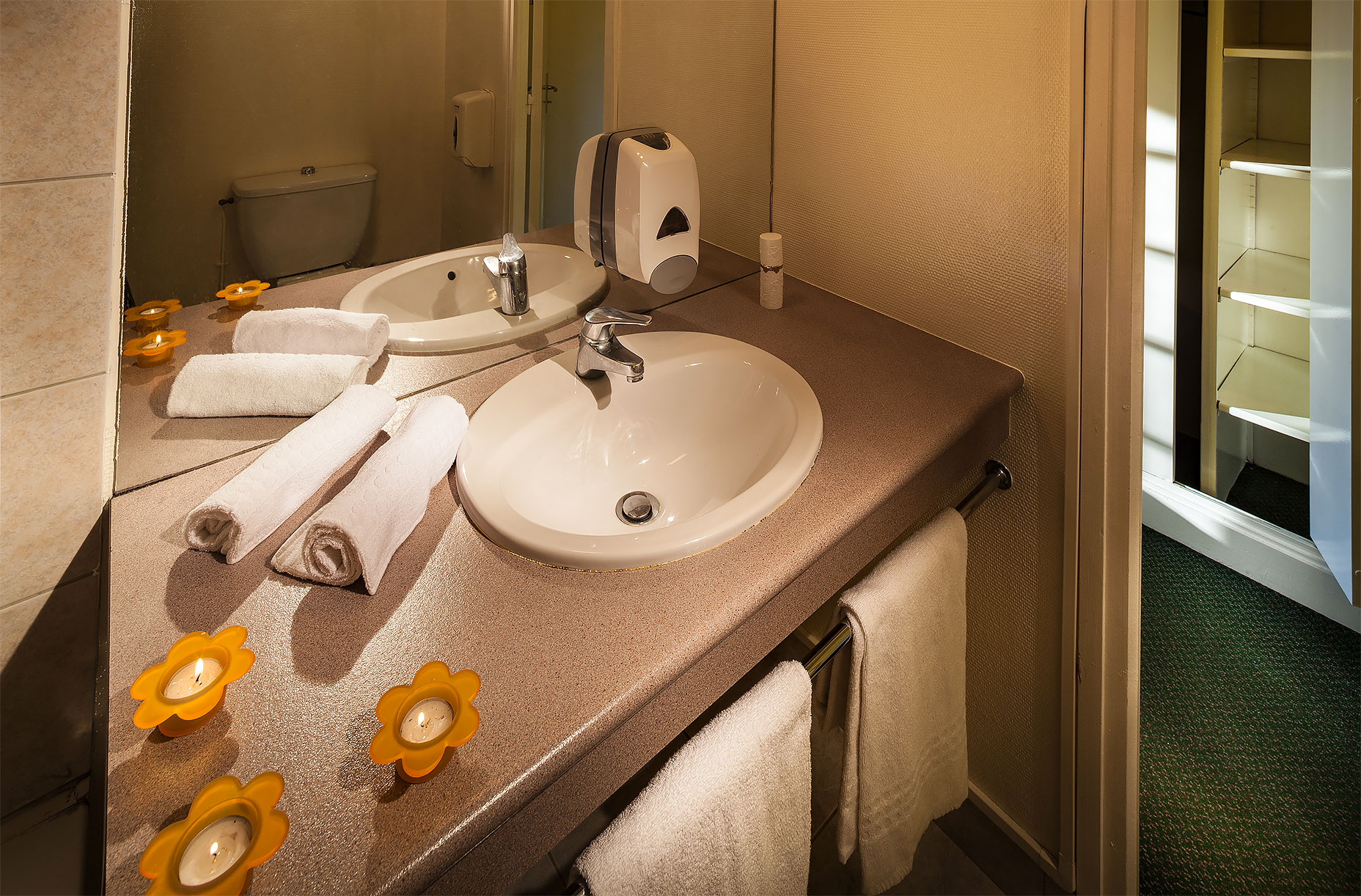 Intérieur de la chambre d'hôte Agrume, salle de bains.