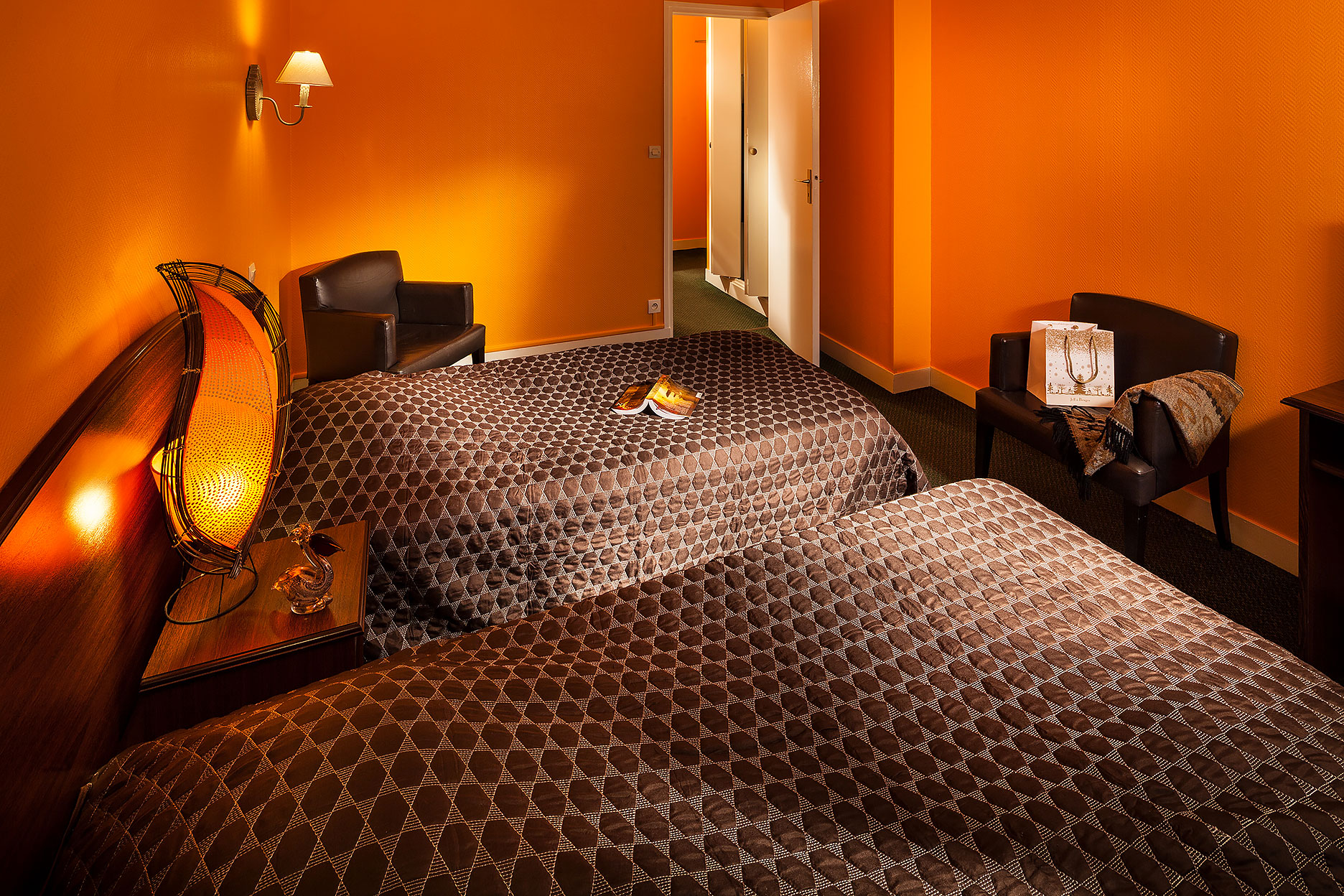 Intérieur de la chambre Orange aménagée avec deux lits simple, Wifi et parking privé.