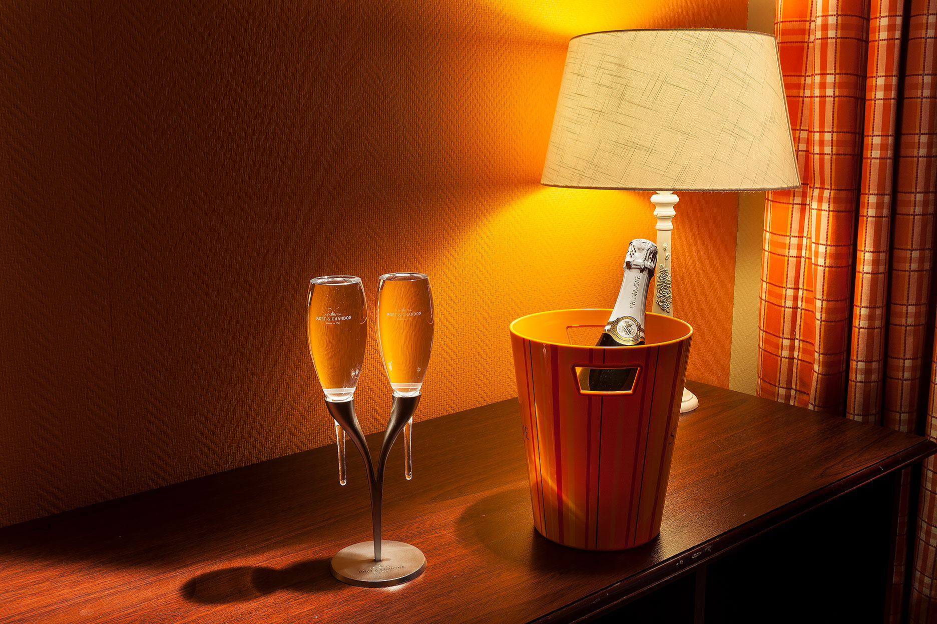 Intérieur de la chambre Orange aménagée avec deux lits simple, Wifi et parking privé. Le champagne est en supplément !