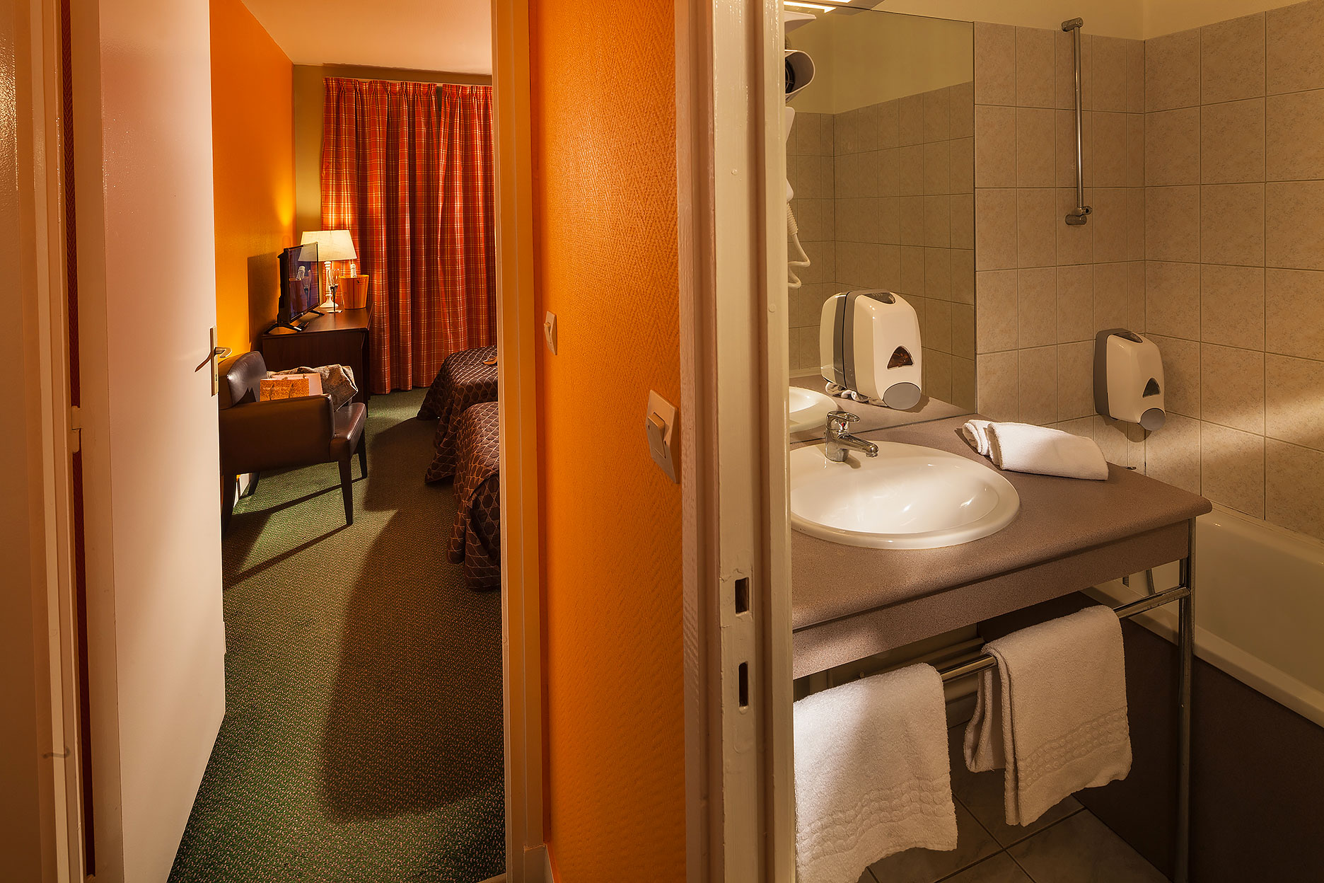 Intérieur de la chambre d'hôte Agrume, deuxième salle de bains.