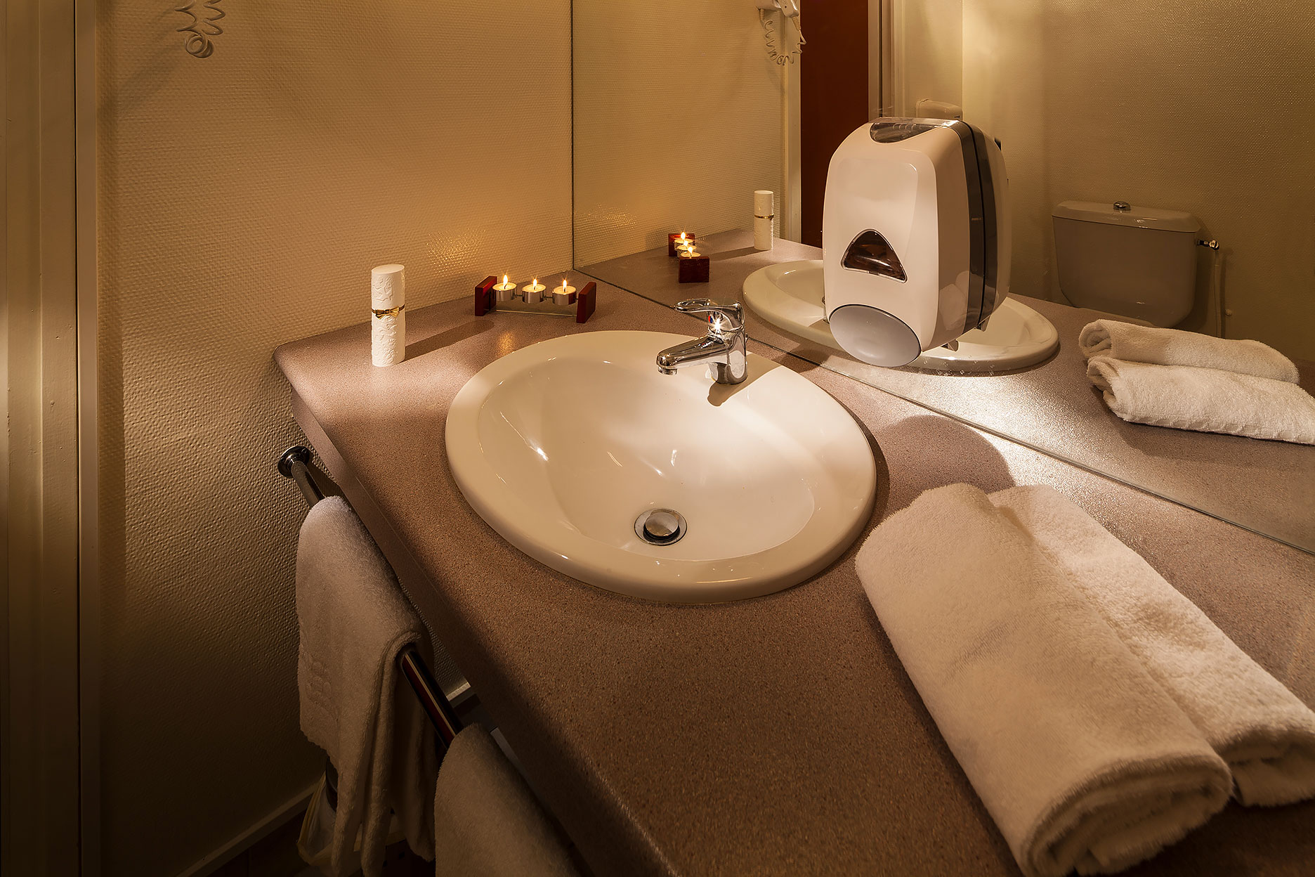 Intérieur de la chambre Orange, salle de bains.