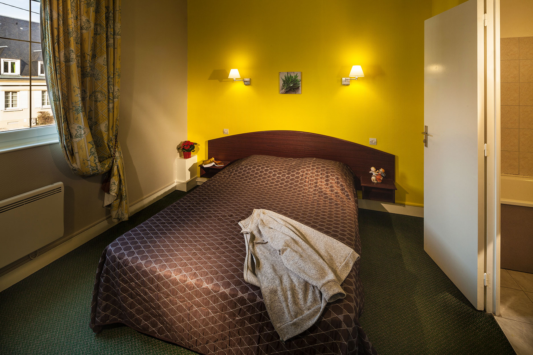 Intérieur de la chambre Golden, vue sur la chaussée du Roy.