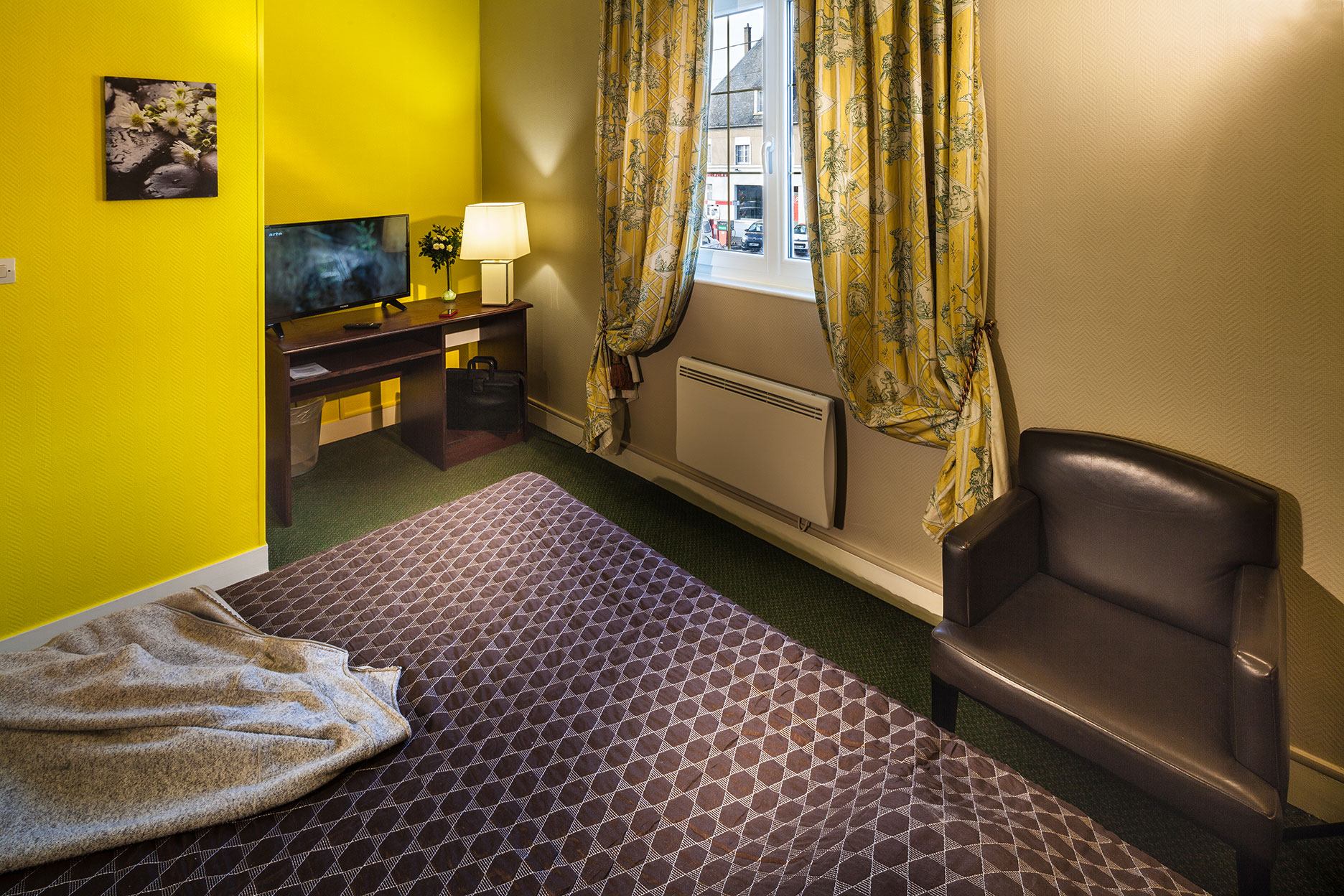 Intérieur de la chambre Golden, vue sur la chaussée du Roy.