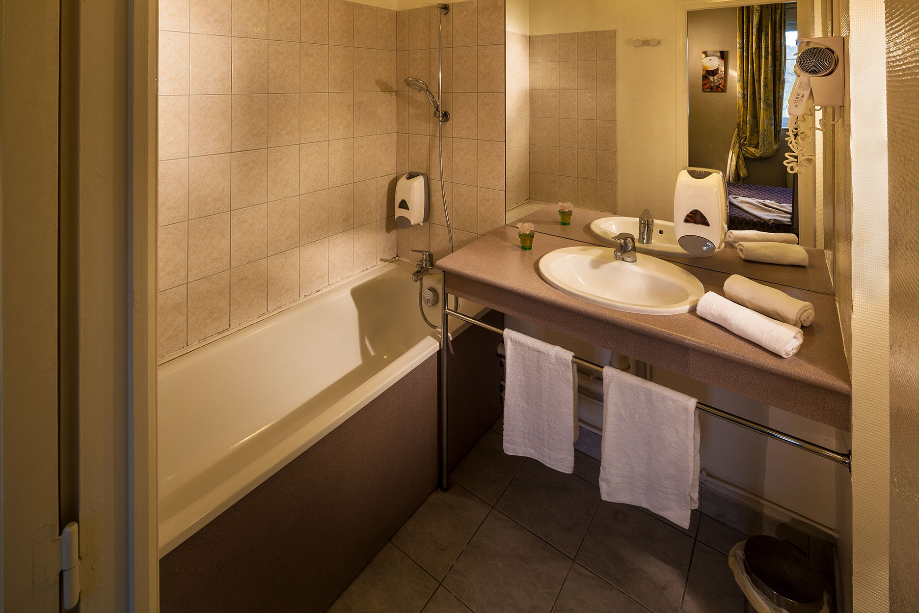 Intérieur de la chambre Golden, salle de bains.