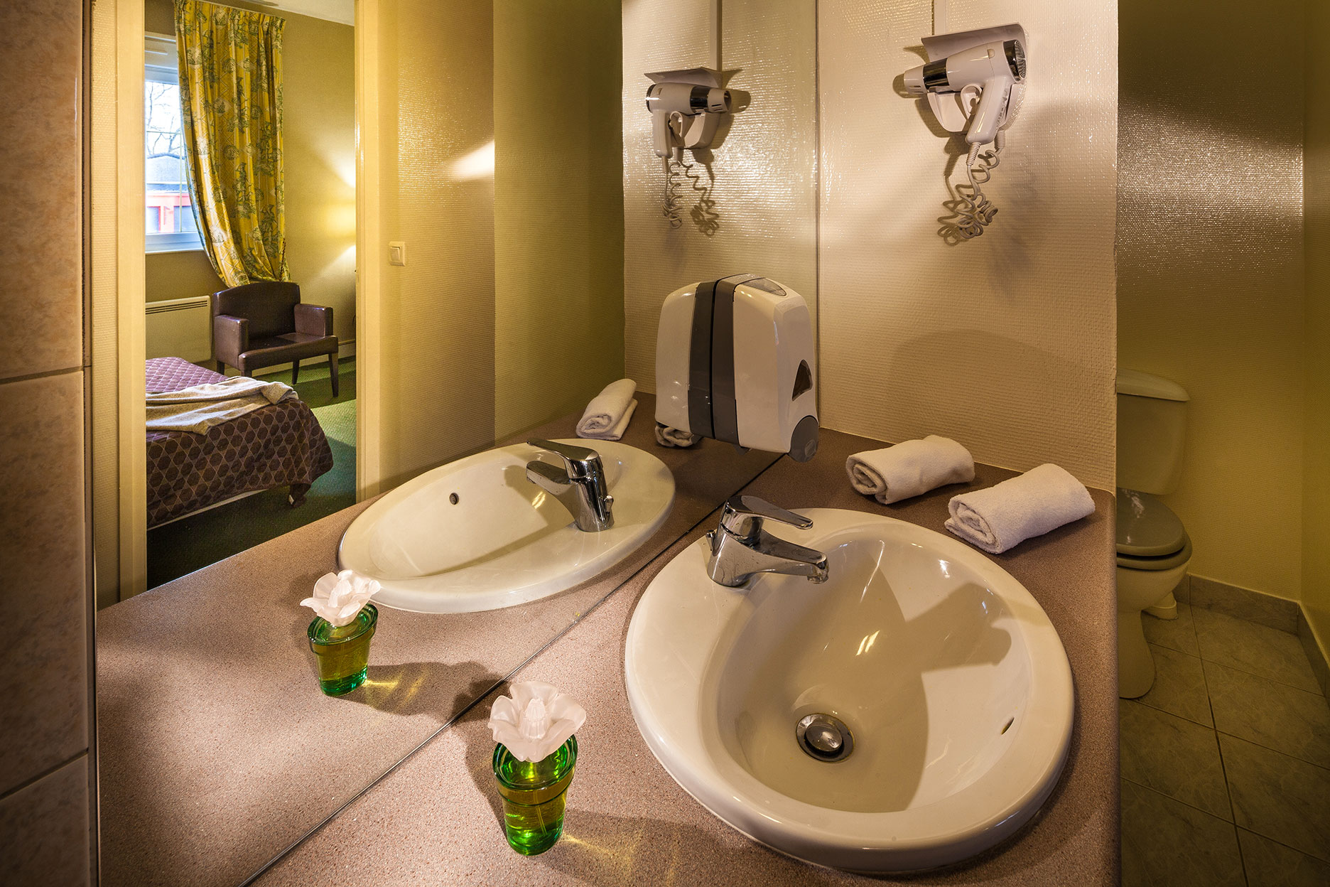 Intérieur de la chambre Golden, salle de bains.
