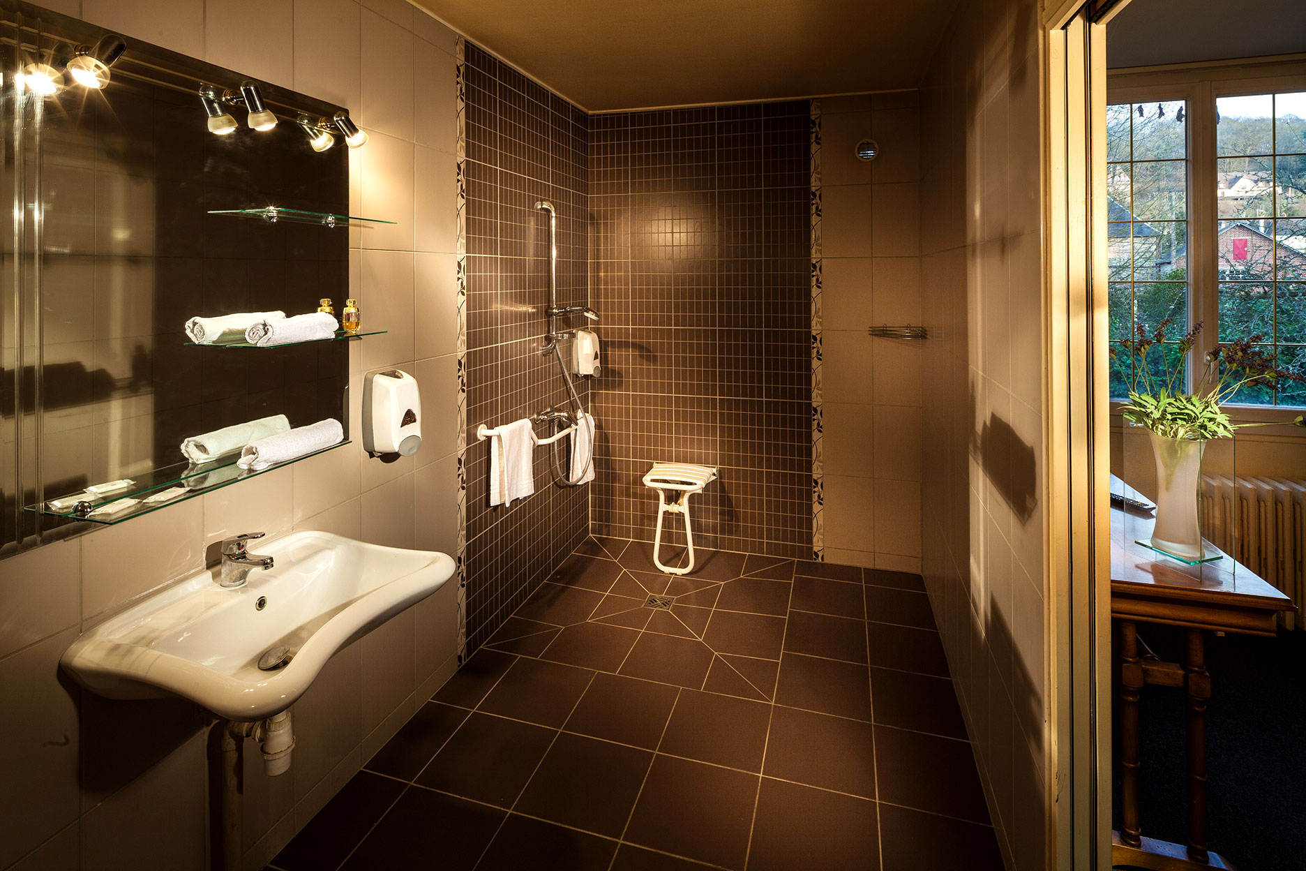 Intérieur de la chambre Bambou, aménagement pour personne à mobilité réduite. Salle de douches.