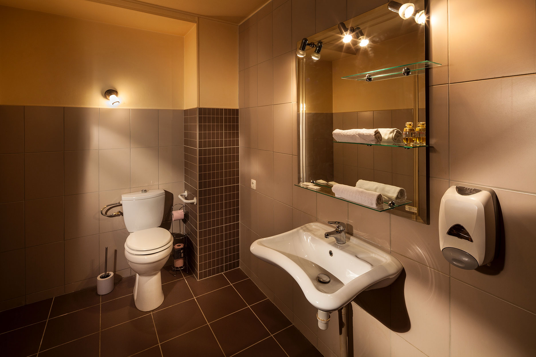 Intérieur de la chambre Bambou, aménagement pour personne à mobilité réduite. Salle de douches avec toilette.