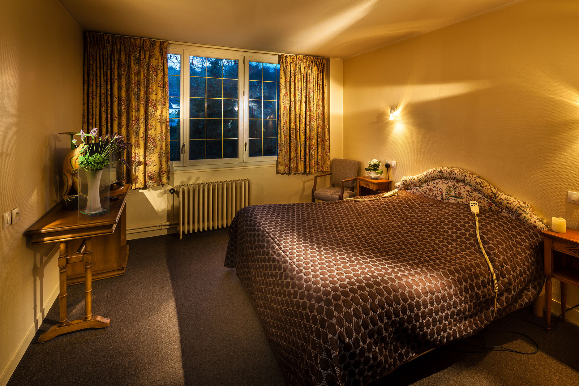 Intérieur de la chambre Bambou, aménagement pour personne à mobilité réduite.