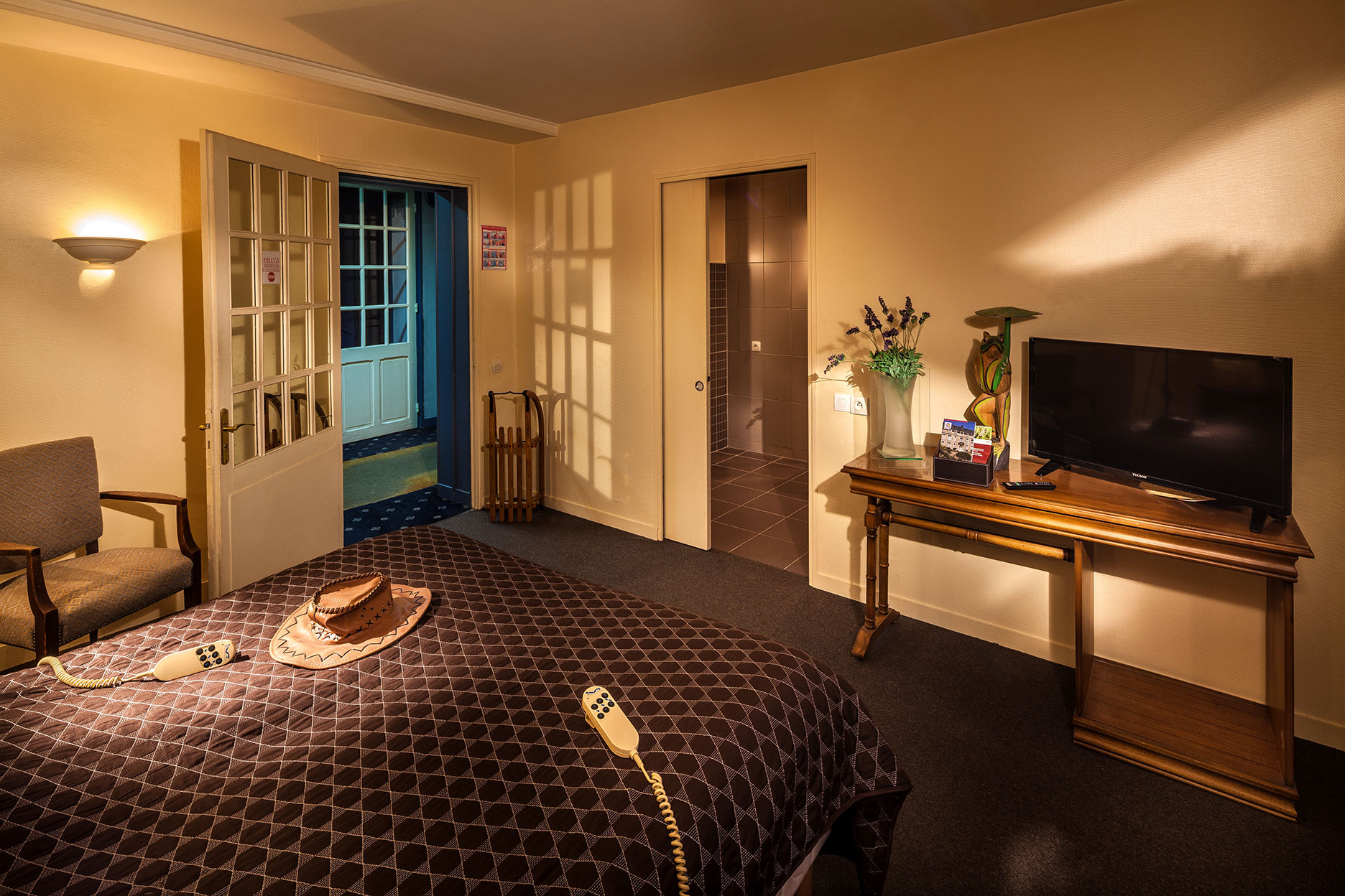 Intérieur de la chambre Bambou, aménagement pour personne à mobilité réduite.