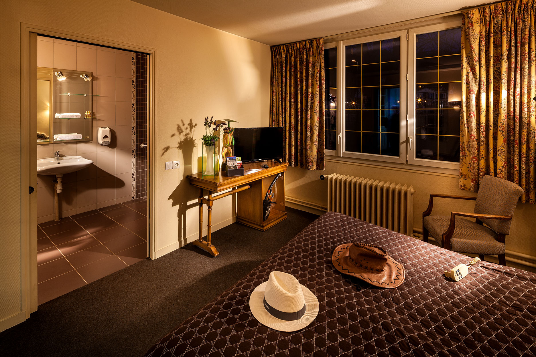 Intérieur de la chambre Bambou, aménagement pour personne à mobilité réduite.